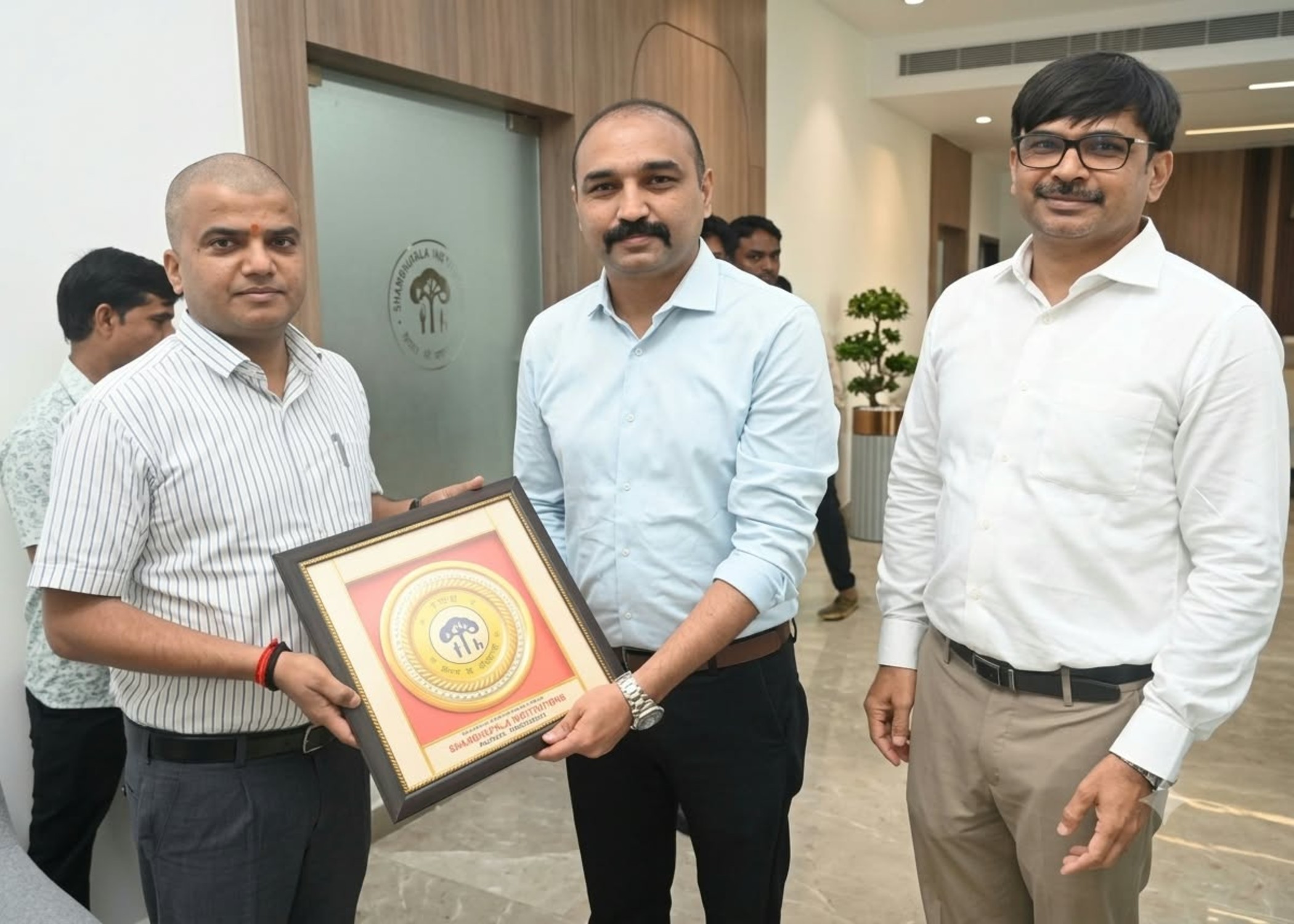 Secretary Mr. Abhishek Tiwari and Director Dr. R.K. Singh welcomed District Magistrate Mr. Manish Kumar Verma by presenting him a bouquet and a memento at the three-day training camp for Census Mahakumbh-2027 at Shambhunath Group of Institutions.